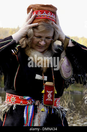 12. September 2009 - Murmansk, Russische Föderation - Dorf Lappish (Gebiet Murmansk) war Gastgeber der XIII traditionelle Sami Länderspiele. Das Fest-Programm umfasst Sport nationaler Wettbewerb für die Sami Frauenfußball, mit dem Lasso Hirsch, springen über Schlitten, eine Armbrust schießen, Angeln sowie Amateur Auftritte von Folkloregruppen der Region Murmansk. In der Spiele-atte Stockfoto