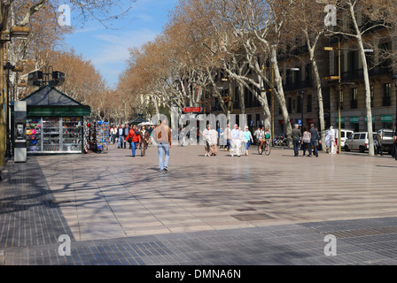 Menschen Sie vor allem Touristen schlendern Fußgänger Straße La Rambla in der Nähe des Hafens. Barcelona. Katalonien. Spanien. Stockfoto