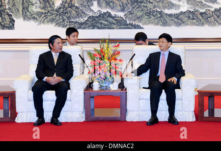 Peking, China. 16. Dezember 2013. Meng Jianzhu (R), Sekretär der Kommission für politische und rechtliche Angelegenheiten von der kommunistischen Partei von China Zentralausschuss, trifft sich mit einer Delegation von internen Angelegenheiten Zentralkommission der kommunistischen Partei Vietnams unter der Leitung von Nguyen Ba Thanh, in Peking, Hauptstadt von China, 16. Dezember 2013. © Zhang Duo/Xinhua/Alamy Live-Nachrichten Stockfoto