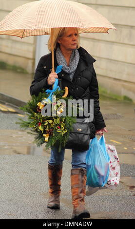 Bakewell, Derbyshire, UK. 16. Dezember 2013. Regen und grauen Himmel nicht Käufer davon abhalten, historische Bakewell beliebten Montag Markt im Herzen von Derbyshires Peak District zu besuchen. Bildnachweis: Deborah Vernon/Alamy Live-Nachrichten Stockfoto