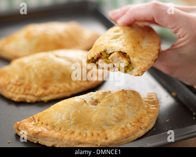 Huhn Pasteten pastöse Fleisch Protein Hand Gemüse Schale Gebäck Backen Backen Stockfoto