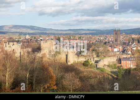 Ludlow Castle, Ludlow und die entfernten Brown Clee Hügel, Shropshire, England, UK Stockfoto