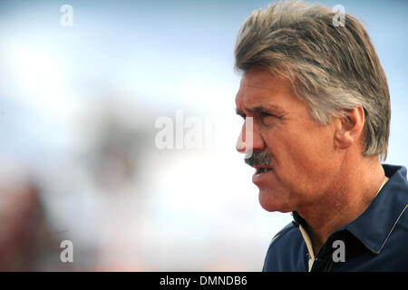 12. September 2009: Pittsburgh Panthers Cheftrainer Dave Wannstedt geht die Seitenlinie vor Samstag Spiel gegen die University of Buffalo Bulls vor Beginn der ersten Halbzeit im UB-Stadion in Buffalo NY. (Kredit-Bild: © Southcreek Global/ZUMApress.com) Stockfoto