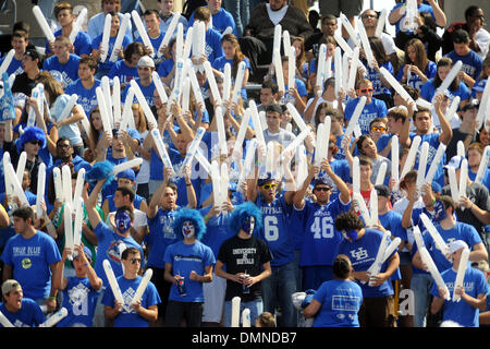 12. September 2009: Studenten der Universität von Buffalo jubeln wie ihre Stiere das Feld gegen die Pittsburgh Panthers in der ersten Hälfte im UB-Stadion in Buffalo NY nehmen. (Kredit-Bild: © Southcreek Global/ZUMApress.com) Stockfoto
