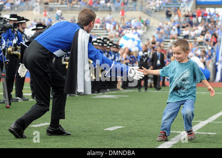12. September 2009: ein junger Stiere Fan schlägt die Hand dem Tambourmajor vor der Universität von Buffalo-Team das Feld gegen die Pittsburgh Panthers im UB-Stadion in Buffalo NY. (Kredit-Bild: © Southcreek Global/ZUMApress.com) Stockfoto