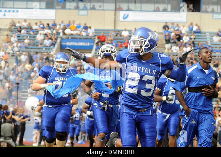 12. September 2009: University of Buffalo Bull Alex Pierre begrüßt das Publikum, wie das Team das Feld gegen die Pittsburgh Panthers in der ersten Hälfte im UB-Stadion in Buffalo NY nimmt. (Kredit-Bild: © Southcreek Global/ZUMApress.com) Stockfoto