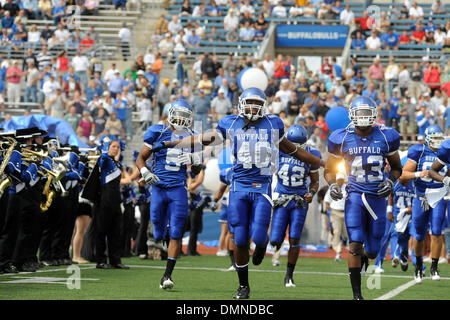 12. September 2009: Universität von Buffalo Bull Steven Means pumpt der Masse, wie das Team das Feld gegen die Pittsburgh Panthers.in die erste Hälfte im UB-Stadion in Buffalo NY nimmt. (Kredit-Bild: © Southcreek Global/ZUMApress.com) Stockfoto