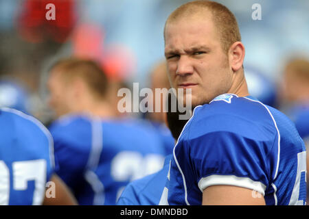 12. September 2009: University of Buffalo Bull Linebacker Tom Drewes befasst sich mit der Anzeigetafel vor der Eröffnung-Kick-off gegen die Pittsburgh Panthers in der ersten Hälfte im UB-Stadion in Buffalo NY. (Kredit-Bild: © Southcreek Global/ZUMApress.com) Stockfoto