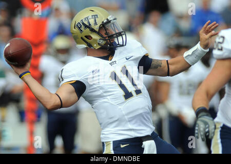 12. September 2009: Pittsburgh Panthers Quarterback Bill Stull Feld in der Öffnung Antrieb gegen die University of Buffalo Bulls in der ersten Hälfte im UB-Stadion in Buffalo NY wirft. (Kredit-Bild: © Southcreek Global/ZUMApress.com) Stockfoto