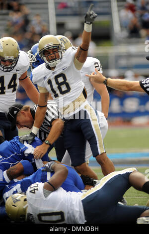 12. September 2009: Pittsburgh Panther Jarred Holley Punkte Feld nach den Panthers eine Universität des Büffels erholt unten fummeln aus der Kick-off im ersten Quartal im UB-Stadion in Buffalo NY. (Kredit-Bild: © Southcreek Global/ZUMApress.com) Stockfoto