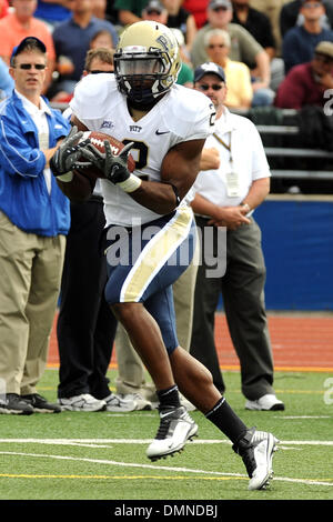 12. September 2009: Pittsburgh Panther-Tight-End Dorin Dickerson gewinnt dem Pass für die Note nach unten gegen die University of Buffalo Bulls in der ersten Hälfte der Panthers 54-27 UB-Stadion in Buffalo NY. (Kredit-Bild: © Southcreek Global/ZUMApress.com) Stockfoto