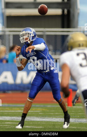 12. September 2009: University of Buffalo Bulls Quarterback Zach Maynard schießt den Ball Feld unten im ersten Quartal am Samstag 54-27 Niederlage gegen die Pittsburgh Panthers im UB-Stadion in Buffalo NY. (Kredit-Bild: © Southcreek Global/ZUMApress.com) Stockfoto