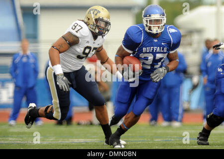 12. September 2009: University of Buffalo Bulls Runningback Brandon Thermilus Rennen vorbei Pittsburgh Panther Jabaal Sheard in der ersten Hälfte der Bullen Verlust für die Panthers im UB-Stadion in Buffalo NY. (Kredit-Bild: © Southcreek Global/ZUMApress.com) Stockfoto