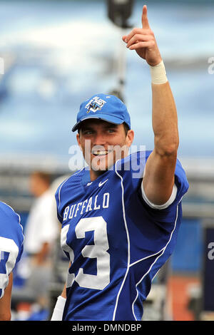 12. September 2009: University of Buffalo Bulls Punter Peter Fardon feiert einen UB-Touchdown im zweiten Quartal gegen die Pittsburgh Panthers am Samstag Verlust im UB-Stadion in Buffalo NY. (Kredit-Bild: © Southcreek Global/ZUMApress.com) Stockfoto