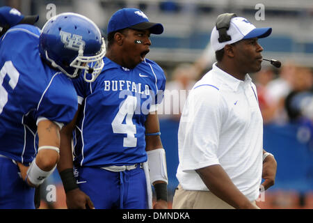 12. September 2009: University of Buffalo Bulls Head coach Turner Gill, direkt und Jerry Davis reagieren zu einem Spiel gegen die Pittsburgh Panthers in der ersten Hälfte im UB-Stadion in Buffalo NY-quarterback. (Kredit-Bild: © Southcreek Global/ZUMApress.com) Stockfoto