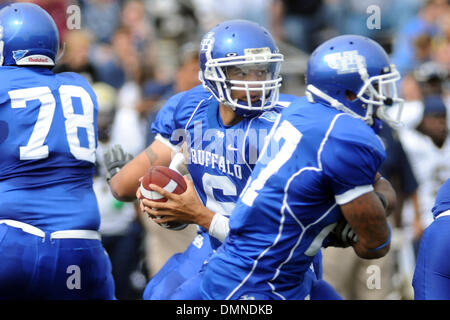 12. September 2009: University of Buffalo Bulls Quarterback Zach Maynard, 6, fällt zurück in die Tasche im zweiten Quartal der Bulls Verlust für die besuchenden Pittsburgh Panthers in der ersten Hälfte im UB-Stadion in Buffalo NY. (Kredit-Bild: © Southcreek Global/ZUMApress.com) Stockfoto