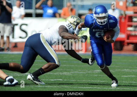 12. September 2009: Universität des Büffels Bulls.quarterback unkenntlich gemacht Vergangenheit Pittsburgh Panther Greg Romeus im dritten Quartal des Samstag-Spiel im UB-Stadion in Buffalo NY. (Kredit-Bild: © Southcreek Global/ZUMApress.com) Stockfoto