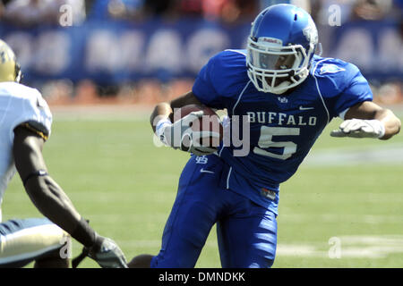 12. September 2009: University of Buffalo Bulls Wide Receiver Terrell Jackson 5, sieht die Pittsburgh Panthers Verteidigung im dritten Quartal die Bulls 54-27 Verlust im UB-Stadion in Buffalo NY durchschneiden. (Kredit-Bild: © Southcreek Global/ZUMApress.com) Stockfoto