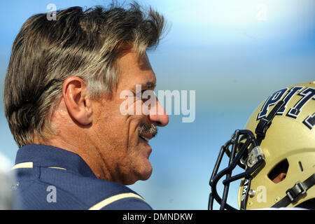 12. September 2009: Pittsburgh Panthers coach Dave Wannstedt Lächeln von der Seitenlinie, wie sein Team zum 2: 0 nach dem Sieg über die University of Buffalo Bulls 54-27 UB-Stadion in Buffalo NY verbessert. (Kredit-Bild: © Southcreek Global/ZUMApress.com) Stockfoto