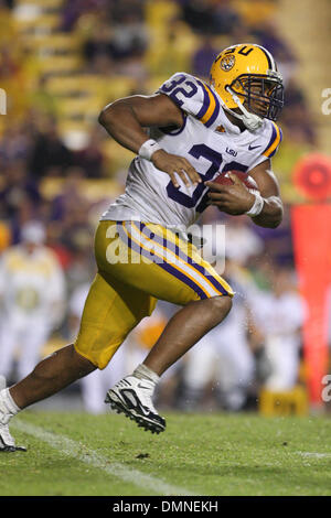 12. September 2009: LSU Runningback Charles Scott (32) widerspricht den Commodores. Die LSU Tigers besiegt den Vanderbilt Commodores 23-9 im Tiger Stadium in Baton Rouge, Louisiana (Kredit-Bild: © Southcreek Global/ZUMApress.com) Stockfoto