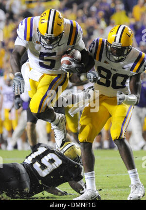 12. September 2009: LSU Runningback, Keiland Williams, Hürden Vanderbilt Defensive zurück, Casey Hayward, um einen Touchdown zu erzielen, während Samstagabend SEC Matchup zwischen Vanderbilt Commodores und die LSU Tigers im Tiger Stadium.  LSU gewinnen würde das Spiel 23-9. (Kredit-Bild: © Southcreek Global/ZUMApress.com) Stockfoto