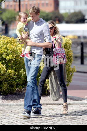 Peter Crouch und Abbey Clancy aka Abigail Clancy baby Sophia für einen Spaziergang entlang Albert Docks nach dem Essen im Gusto Stockfoto