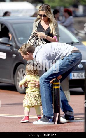 Peter Crouch und Abbey Clancy aka Abigail Clancy baby Sophia für einen Spaziergang entlang Albert Docks nach dem Essen im Gusto Stockfoto