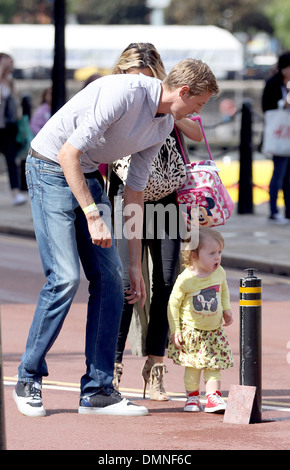 Peter Crouch und Abbey Clancy aka Abigail Clancy baby Sophia für einen Spaziergang entlang Albert Docks nach dem Essen im Gusto Stockfoto