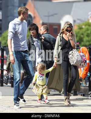 Peter Crouch und Abbey Clancy aka Abigail Clancy baby Sophia für einen Spaziergang entlang Albert Docks nach dem Essen im Gusto Stockfoto