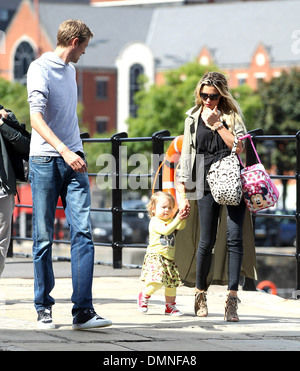 Peter Crouch und Abbey Clancy aka Abigail Clancy baby Sophia für einen Spaziergang entlang Albert Docks nach dem Essen im Gusto Stockfoto