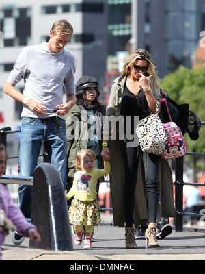 Peter Crouch und Abbey Clancy aka Abigail Clancy baby Sophia für einen Spaziergang entlang Albert Docks nach dem Essen im Gusto Stockfoto