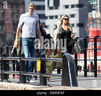 Peter Crouch und Abbey Clancy aka Abigail Clancy baby Sophia für einen Spaziergang entlang Albert Docks nach dem Essen im Gusto Stockfoto