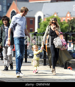 Peter Crouch und Abbey Clancy aka Abigail Clancy baby Sophia für einen Spaziergang entlang Albert Docks nach dem Essen im Gusto Stockfoto