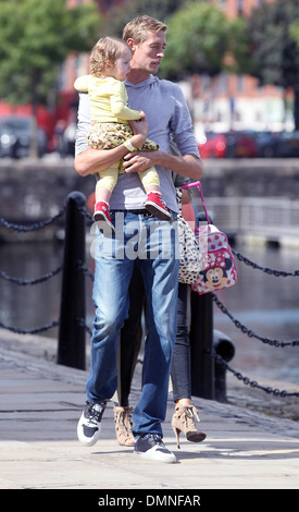 Peter Crouch und Abbey Clancy aka Abigail Clancy baby Sophia für einen Spaziergang entlang Albert Docks nach dem Essen im Gusto Stockfoto