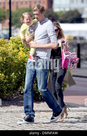 Peter Crouch und Abbey Clancy aka Abigail Clancy baby Sophia für einen Spaziergang entlang Albert Docks nach dem Essen im Gusto Stockfoto