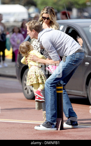 Peter Crouch und Abbey Clancy aka Abigail Clancy baby Sophia für einen Spaziergang entlang Albert Docks nach dem Essen im Gusto Stockfoto