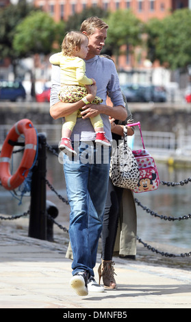 Peter Crouch und Abbey Clancy aka Abigail Clancy baby Sophia für einen Spaziergang entlang Albert Docks nach dem Essen im Gusto Stockfoto