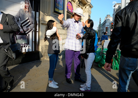 London, England, Vereinigtes Königreich. Mann im Kostüm außerhalb "Ripley es Believe It Or Not" Attraktion am Piccadilly Circus, Wegbeschreibung Stockfoto