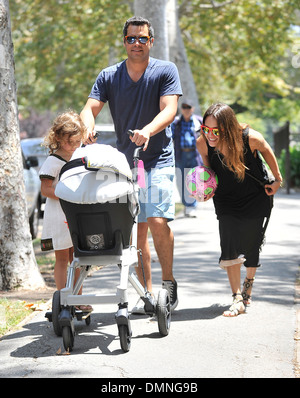 Jessica Alba Ehemann Cash Warren und ihrer Tochter Honor Marie Warren genießen einen Familientag am Los Angeles Kalifornien - Parken Stockfoto