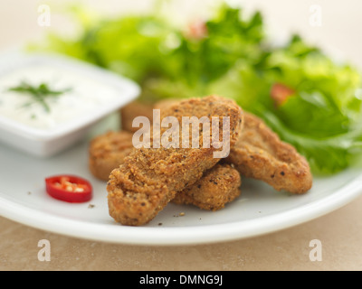 Bier geschlagene panierte Chicken Stücke Salat Blätter Chili Pfeffer Tomaten Sauce Dip Kräuter garnieren Stockfoto