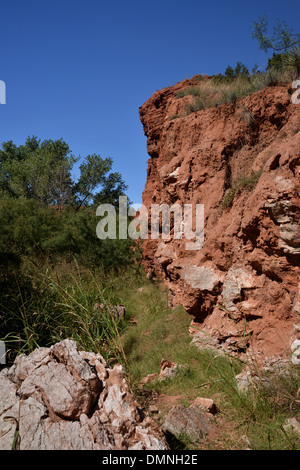 Rote Erde und Berge in den Palo Duro Canyon State Park in der Nähe von Amarillo in Texas Panhandle Stockfoto