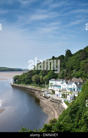 Blick entlang der Strand von Portmeirion Dorf in Nord-Wales am Sommertag Landschaft. Stockfoto