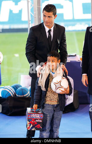 Madrid, Madrid, Spanien. 16. Dezember 2013. Cristiano Ronaldo mit ein Kind bei einem Real Madrid Foundation Event, "kein Kind ohne ein Spielzeug für Weihnachten '', ehren die Palco de Santiago Bernabeu-Stadion am 16. November 2013 in Madrid, Spanien-Credit: Madridismo Sl/Madridismo/ZUMAPRESS.com/Alamy Live News Stockfoto