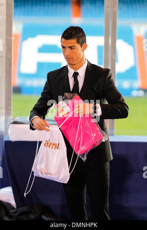 Madrid, Madrid, Spanien. 16. Dezember 2013. Cristiano Ronaldo verteilen Geschenke bei einem Real Madrid Foundation Event "kein Kind ohne ein Spielzeug für Weihnachten '', ehren die Palco de Santiago-Bernabéu-Stadion am 16. November 2013 in Madrid, Spanien-Credit: Madridismo Sl/Madridismo/ZUMAPRESS.com/Alamy Live News Stockfoto