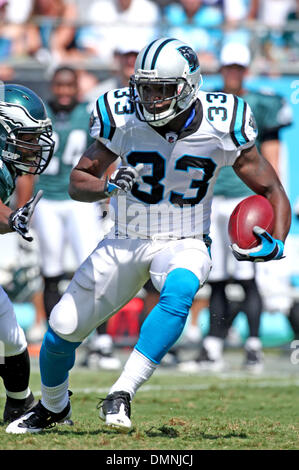 13. September 2009: Carolina Panthers Runningback Mike Goodson #33 nicht Platz zum laufen gegen eine geizig Adler Verteidigung finden. Die Philadelphia Eagles gegen die Carolina Panthers 38-10 bei Bank of America Stadium in Charlotte, North Carolina. (Kredit-Bild: © Southcreek Global/ZUMApress.com) Stockfoto