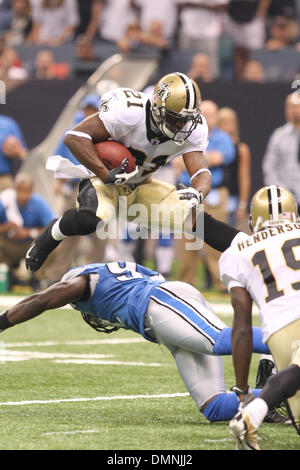 13. September 2009: Saints Runningback Mike Bell (21) Hürden einen Löwen-Verteidiger.  Die New Orleans Saints besiegt den Detroit Lions 45-27 in der Matchup statt an der Louisiana Superdome in New Orleans, Louisiana (Kredit-Bild: © Southcreek Global/ZUMApress.com) Stockfoto