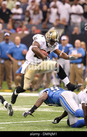 13. September 2009: Saints Runningback Mike Bell (21) Hürden einen Löwen-Verteidiger.  Die New Orleans Saints besiegt den Detroit Lions 45-27 in der Matchup statt an der Louisiana Superdome in New Orleans, Louisiana (Kredit-Bild: © Southcreek Global/ZUMApress.com) Stockfoto