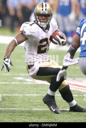 13. September 2009: Heiligen läuft wieder Mike Bell (21) Versuche zur Richtungsänderung während seines Laufs.  Die New Orleans Saints besiegt den Detroit Lions 45-27 in der Matchup statt an der Louisiana Superdome in New Orleans, Louisiana (Kredit-Bild: © Southcreek Global/ZUMApress.com) Stockfoto