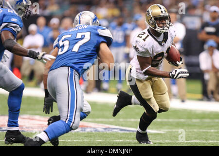 13. September 2009: Saints Runningback Mike Bell (21) versucht Lions-Verteidiger zu vermeiden.  Die New Orleans Saints besiegt den Detroit Lions 45-27 in der Matchup statt an der Louisiana Superdome in New Orleans, Louisiana (Kredit-Bild: © Southcreek Global/ZUMApress.com) Stockfoto