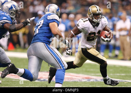 13. September 2009: Saints Runningback Mike Bell (21) läuft um Löwen-Verteidiger.  Die New Orleans Saints besiegt den Detroit Lions 45-27 in der Matchup statt an der Louisiana Superdome in New Orleans, Louisiana (Kredit-Bild: © Southcreek Global/ZUMApress.com) Stockfoto